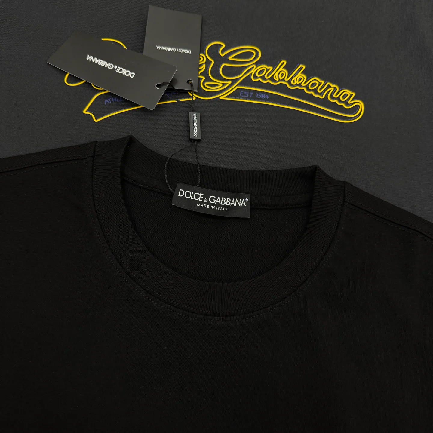 180 ⚜️ Dolce & Gabbana New Arrival T ， Same Style❤️ +“ATHLETIC DEPARTMENT EST ” ，Retro ！ . Breathable， White、Black、Dark Gray ， Gold Gray ， 。 ， ， . ！Sizes：S-3XL ❗️（175/145 L）